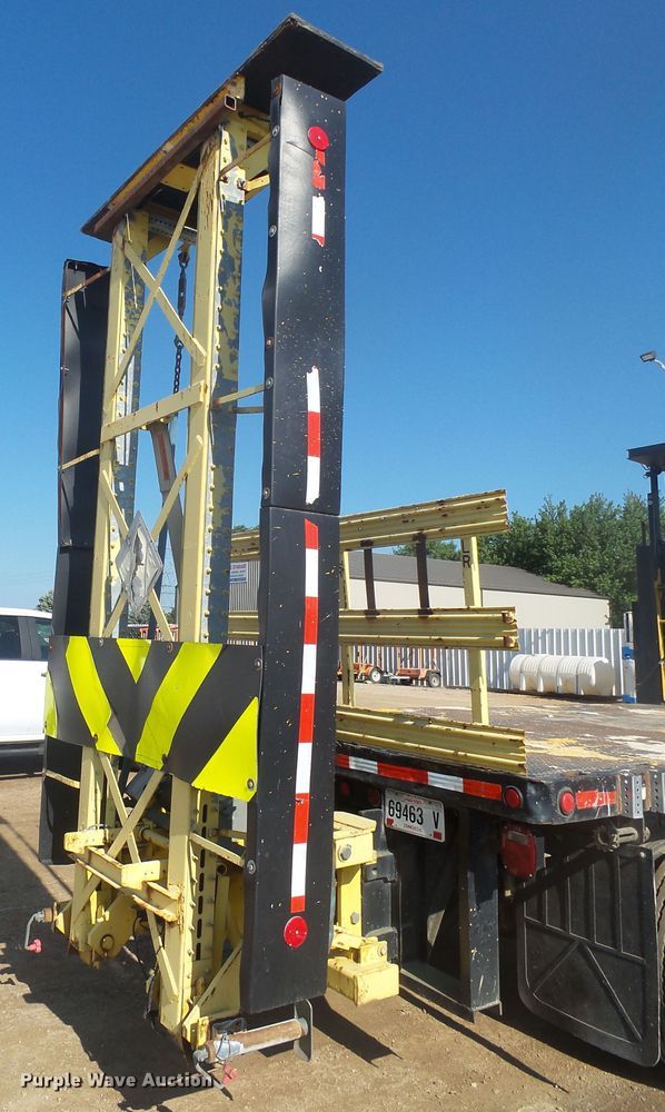 image for item DX9231 2003 GMC 6500  flatbed truck