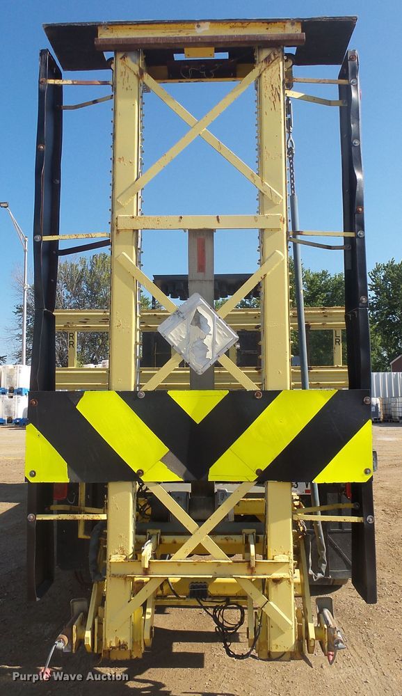 image for item DX9231 2003 GMC 6500  flatbed truck