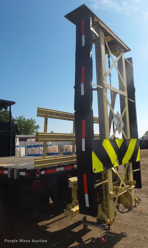 image for item DX9231 2003 GMC 6500  flatbed truck