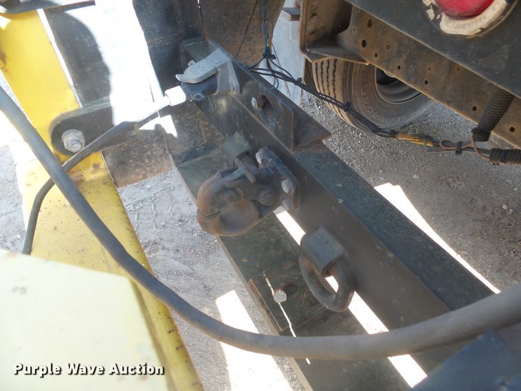 image for item DX9231 2003 GMC 6500  flatbed truck