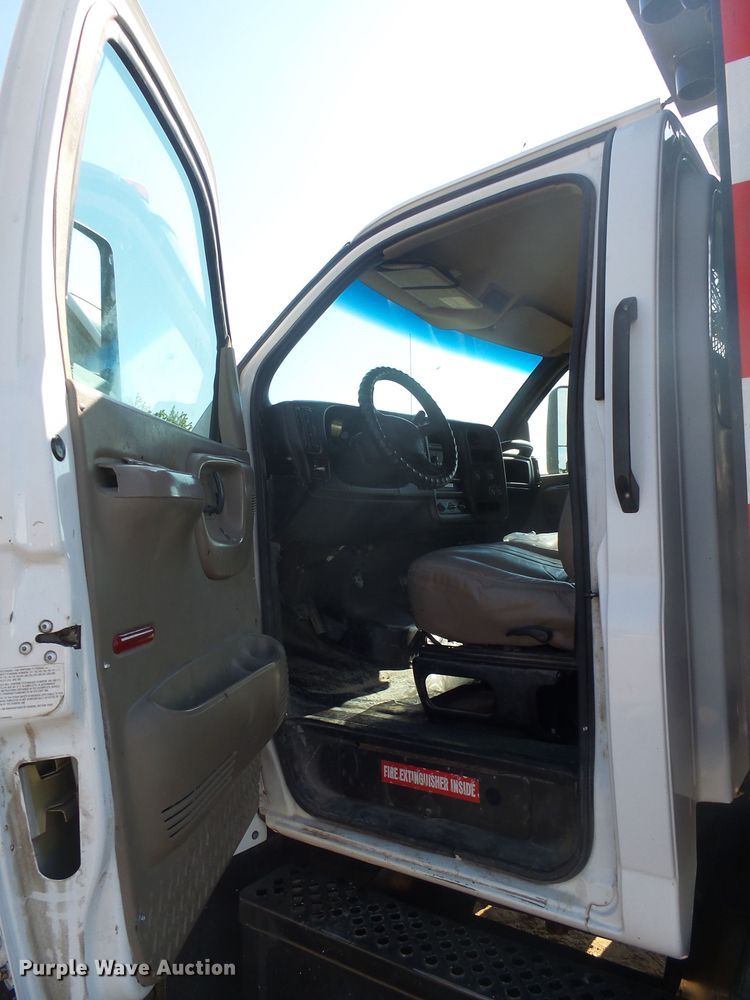 image for item DX9231 2003 GMC 6500  flatbed truck