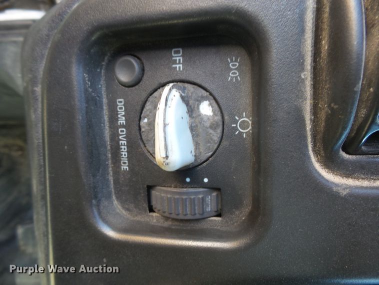 image for item DX9231 2003 GMC 6500  flatbed truck