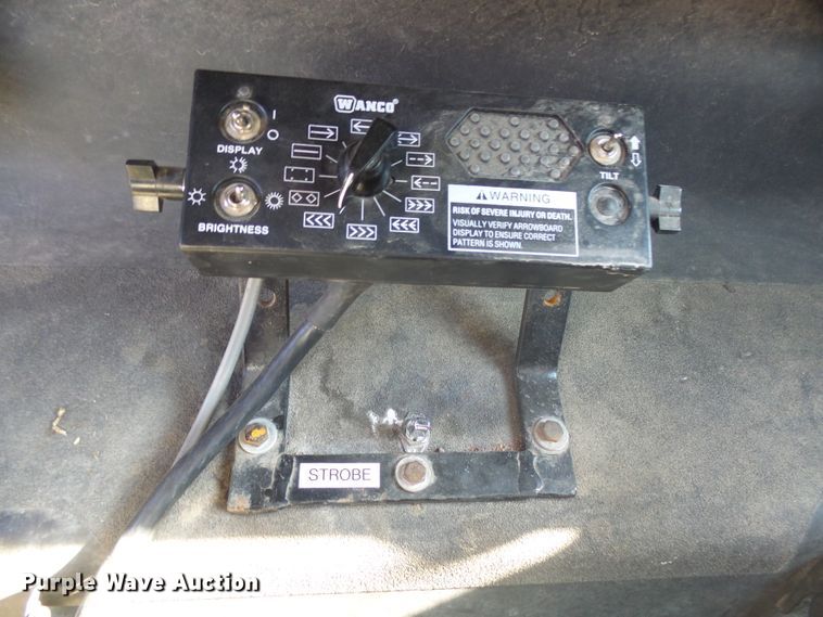 image for item DX9231 2003 GMC 6500  flatbed truck