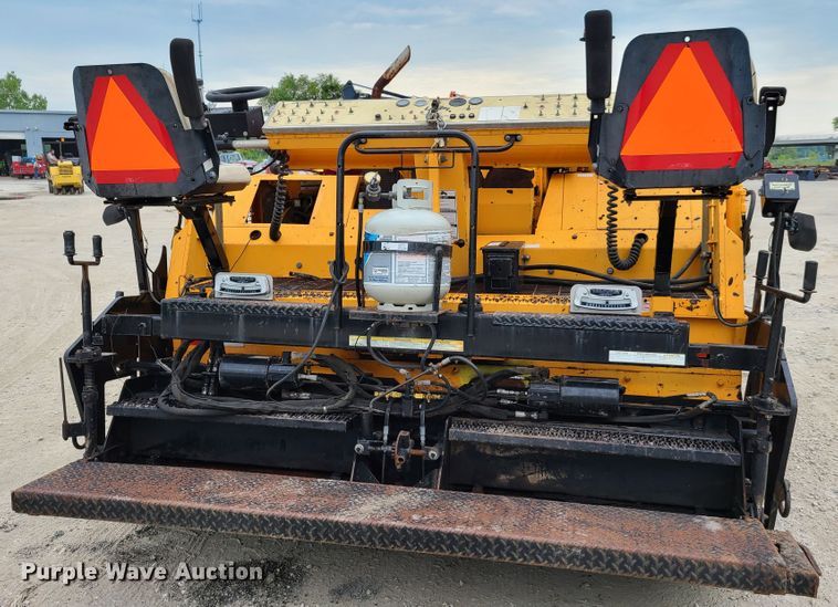 image for item EL9964 2006 Lee Boy 8515T  paver