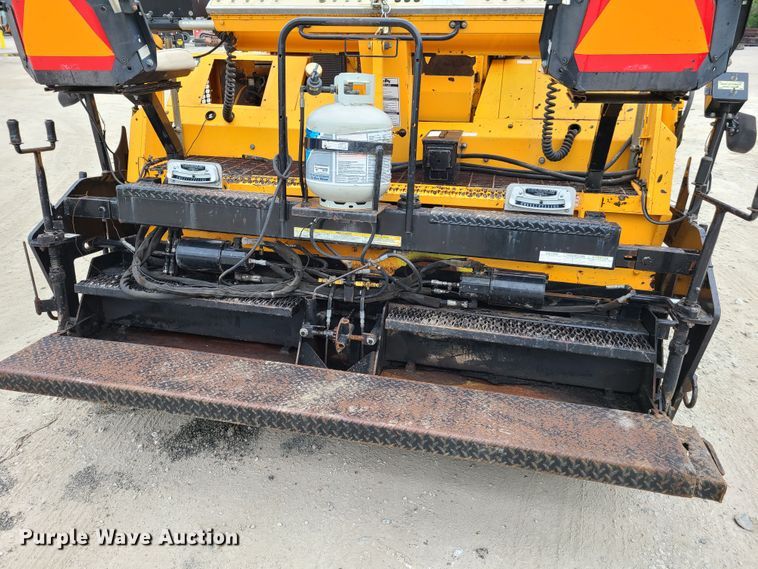 image for item EL9964 2006 Lee Boy 8515T  paver