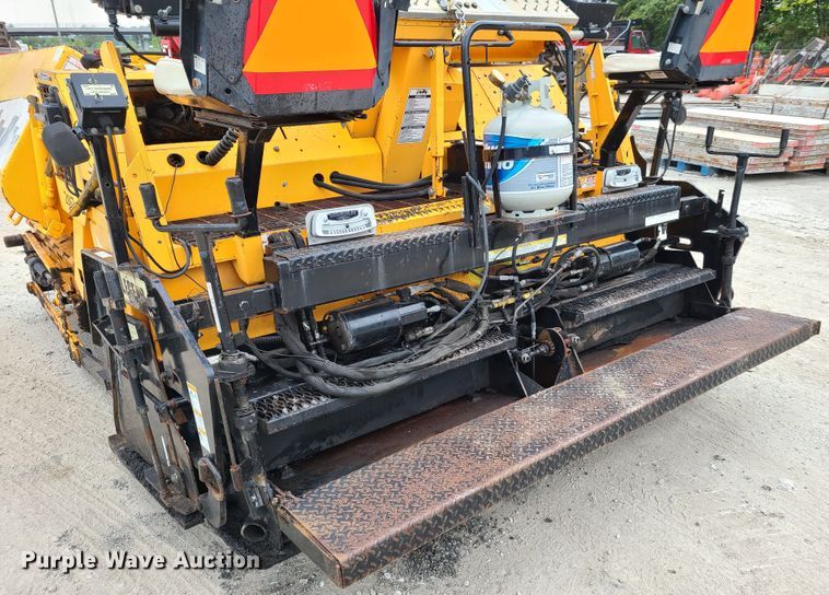 image for item EL9964 2006 Lee Boy 8515T  paver