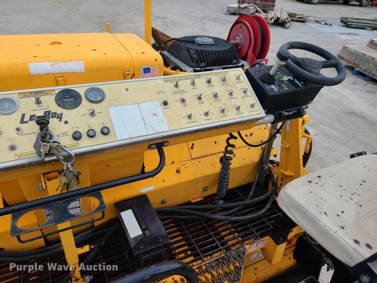 image for item EL9964 2006 Lee Boy 8515T  paver