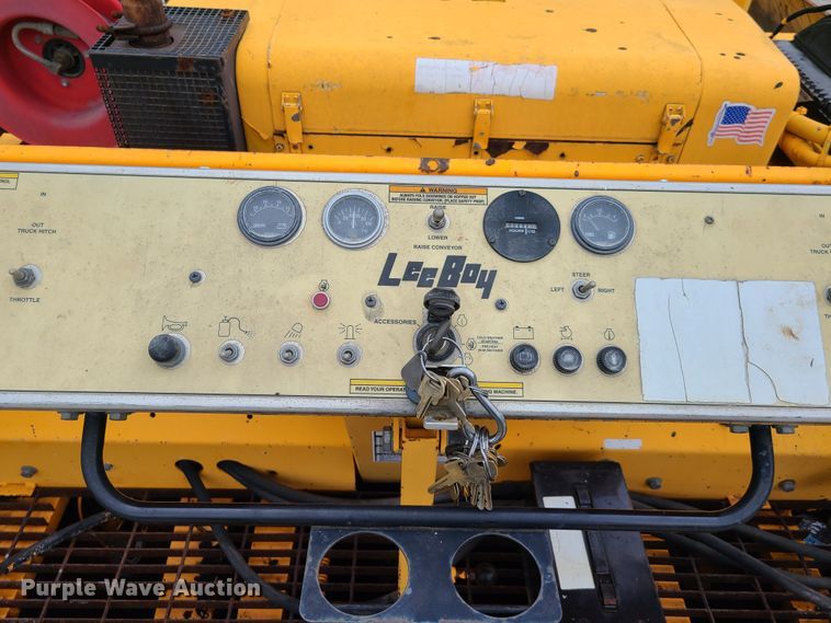 image for item EL9964 2006 Lee Boy 8515T  paver