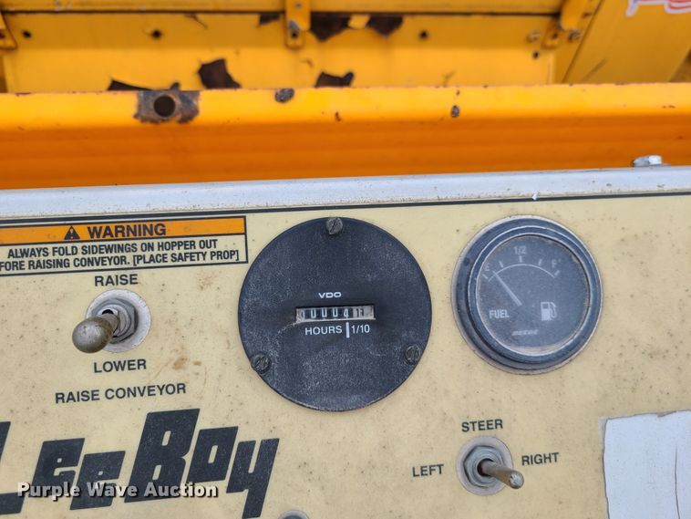 image for item EL9964 2006 Lee Boy 8515T  paver