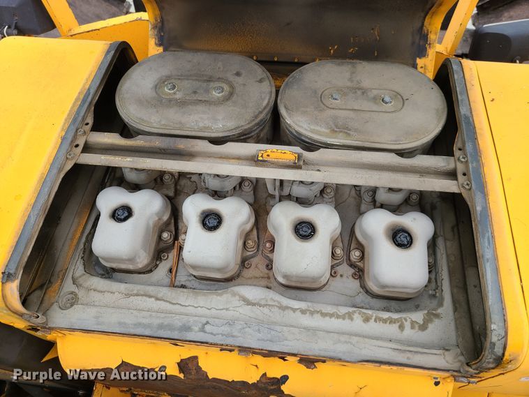 image for item EL9964 2006 Lee Boy 8515T  paver