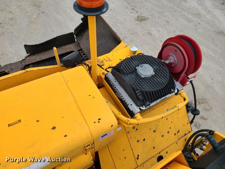 image for item EL9964 2006 Lee Boy 8515T  paver