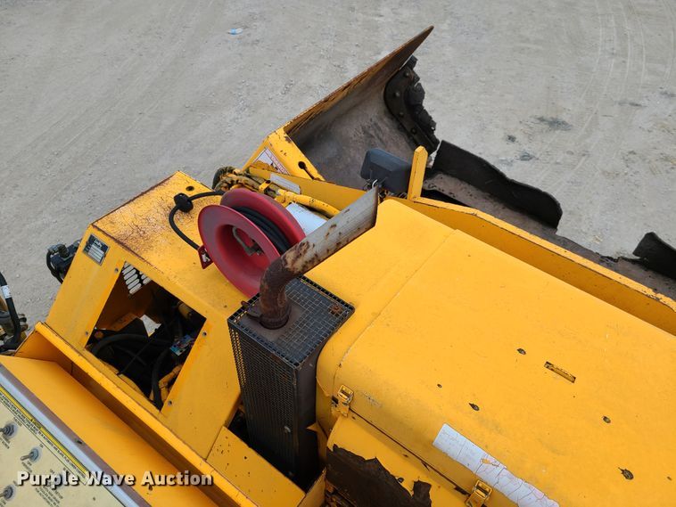 image for item EL9964 2006 Lee Boy 8515T  paver