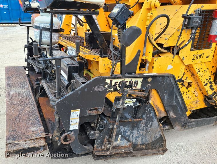 image for item EL9964 2006 Lee Boy 8515T  paver