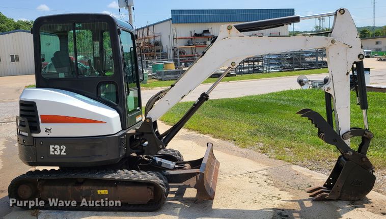 image for item EL9974 Bobcat E32  mini excavator