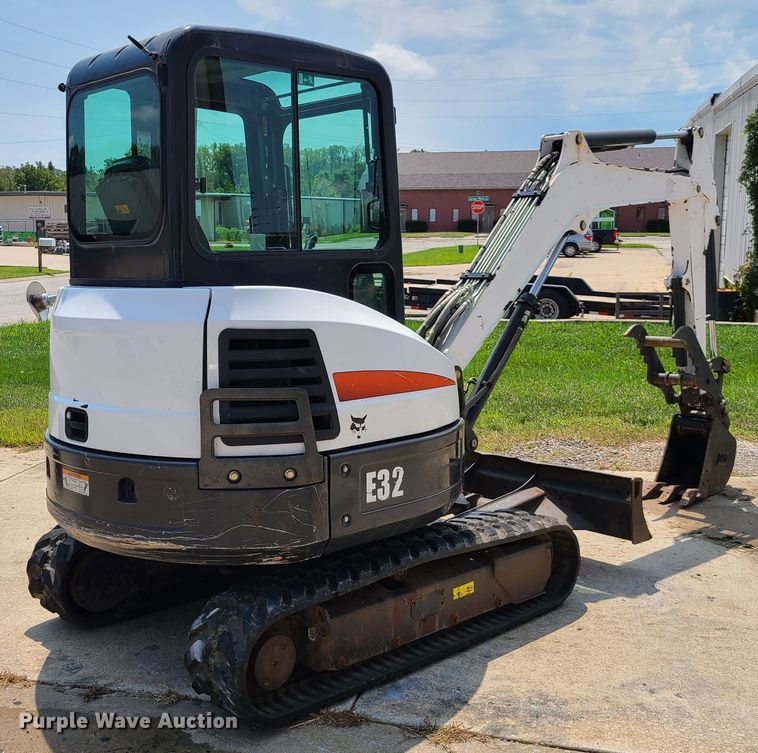 image for item EL9974 Bobcat E32  mini excavator