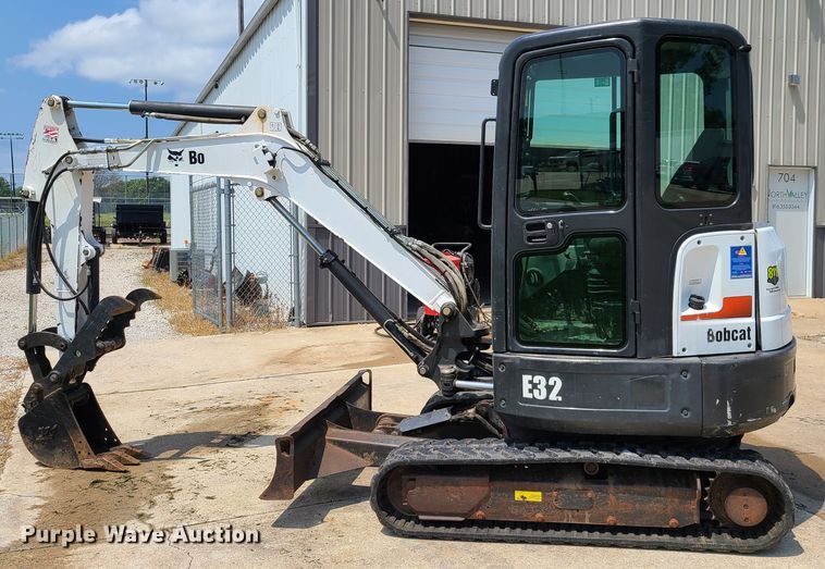 image for item EL9974 Bobcat E32  mini excavator
