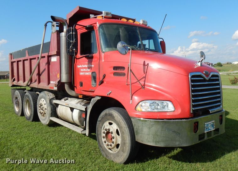 image for item FN9332 2000 Mack Vision 460  dump truck