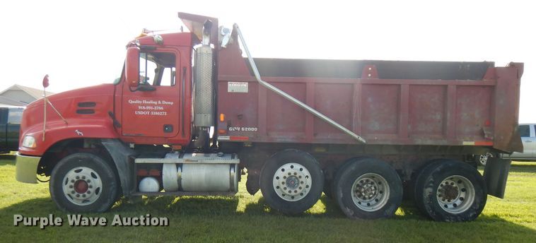 image for item FN9332 2000 Mack Vision 460  dump truck