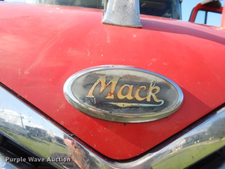 image for item FN9332 2000 Mack Vision 460  dump truck