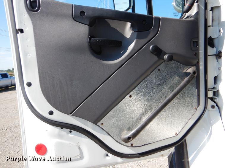 image for item GM9088 2011 Freightliner Business Class M2  bucket truck