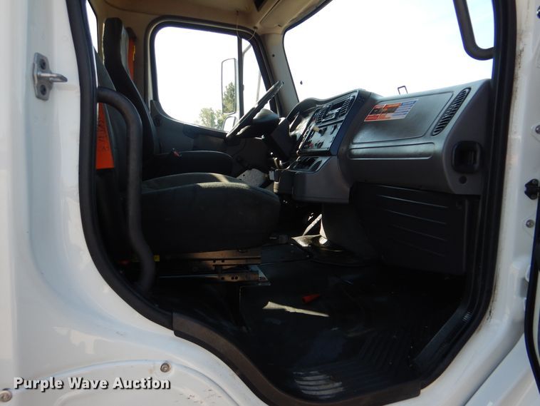 image for item GM9088 2011 Freightliner Business Class M2  bucket truck