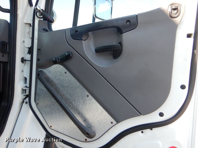 image for item GM9088 2011 Freightliner Business Class M2  bucket truck