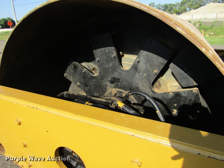 image for item GQ9056 1993 Caterpillar CS563A  vibratory single drum roller