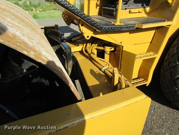 image for item GQ9056 1993 Caterpillar CS563A  vibratory single drum roller