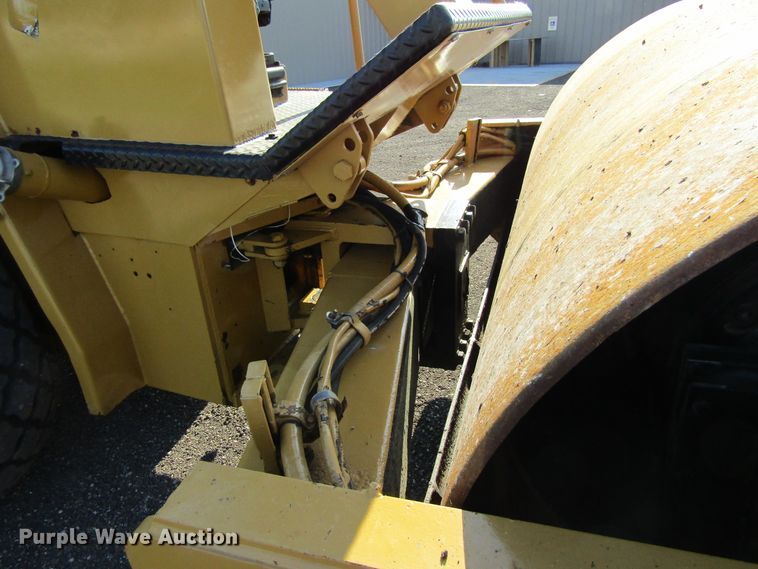 image for item GQ9056 1993 Caterpillar CS563A  vibratory single drum roller