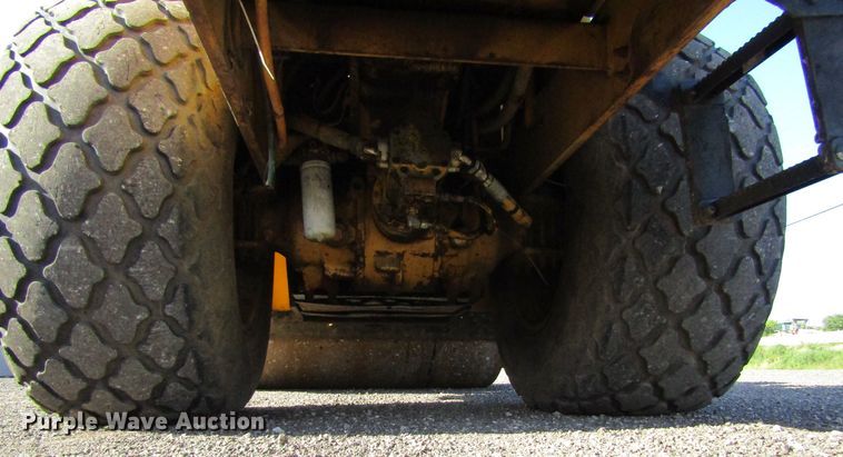 image for item GQ9056 1993 Caterpillar CS563A  vibratory single drum roller