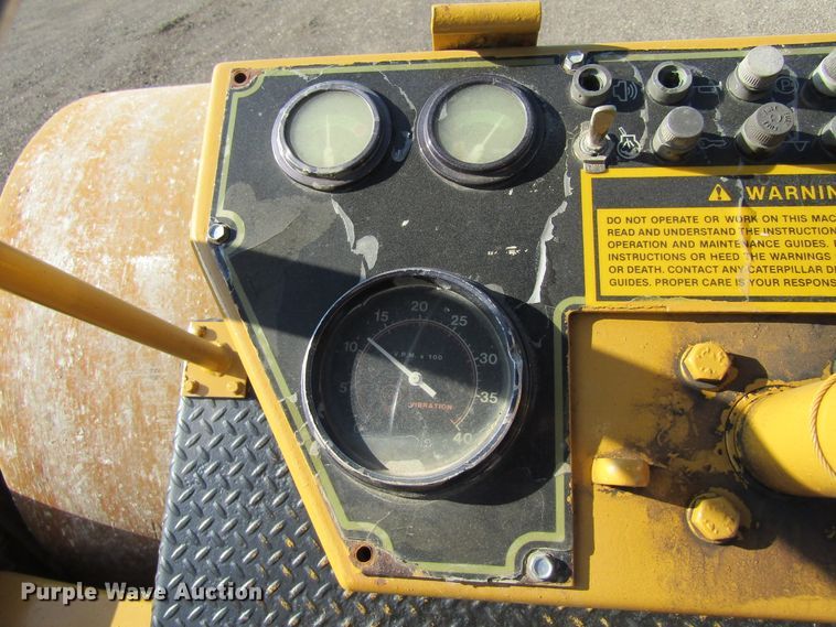image for item GQ9056 1993 Caterpillar CS563A  vibratory single drum roller