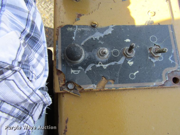 image for item GQ9056 1993 Caterpillar CS563A  vibratory single drum roller