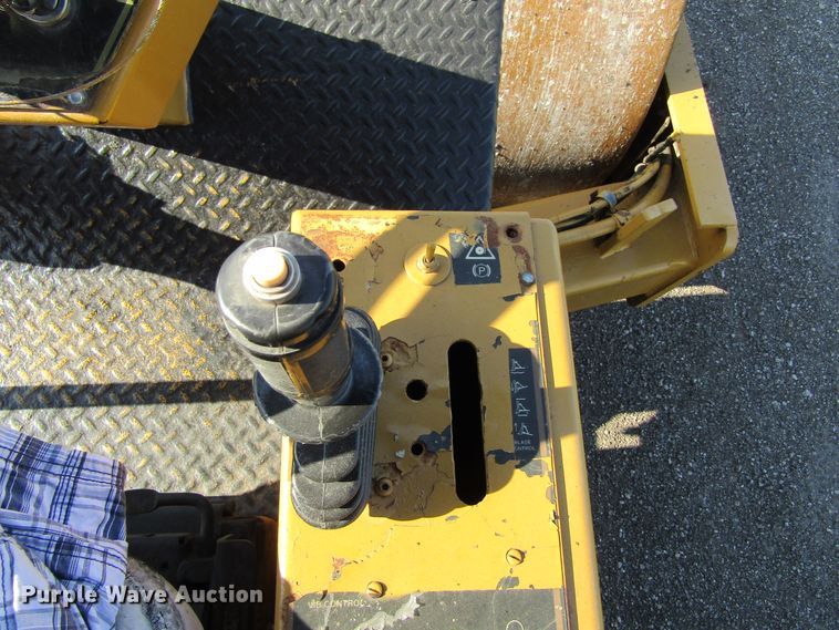 image for item GQ9056 1993 Caterpillar CS563A  vibratory single drum roller