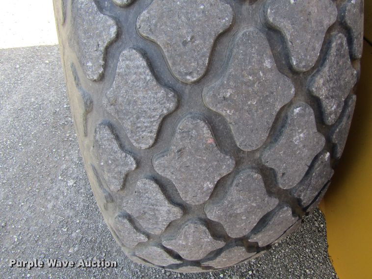 image for item GQ9056 1993 Caterpillar CS563A  vibratory single drum roller