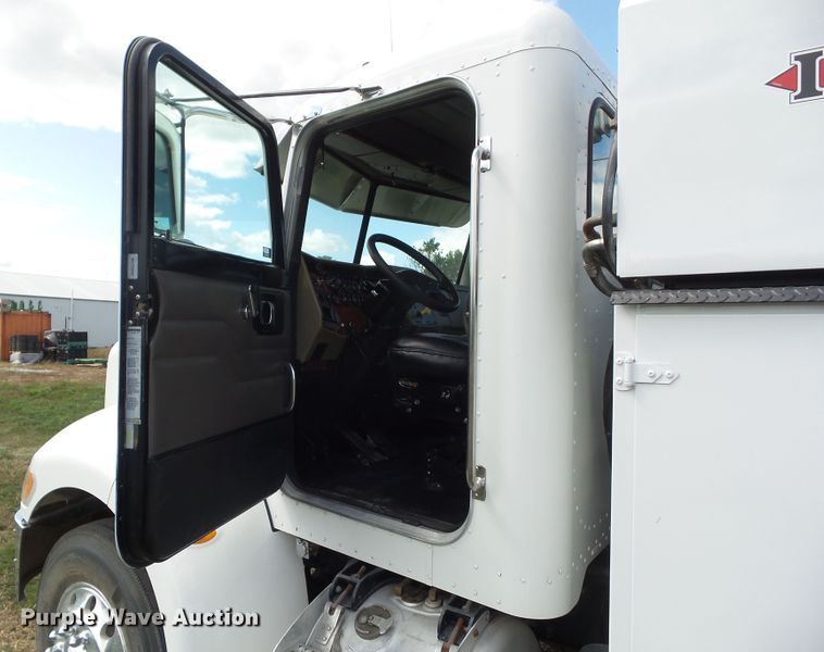 image for item GX9170 2007 Peterbilt 335  service truck
