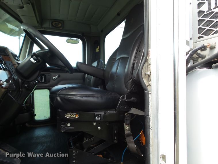 image for item GX9170 2007 Peterbilt 335  service truck