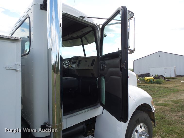 image for item GX9170 2007 Peterbilt 335  service truck