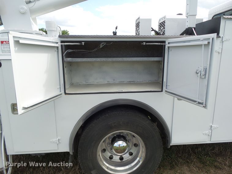 image for item GX9170 2007 Peterbilt 335  service truck