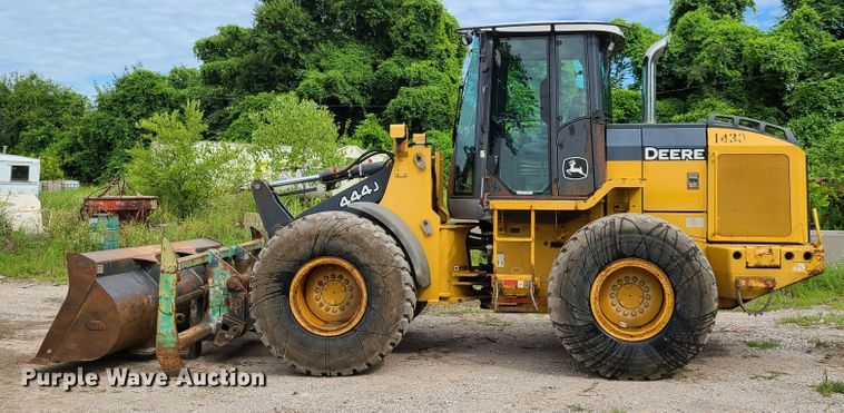 image for item GX9295 2004 John Deere 444J  wheel loader
