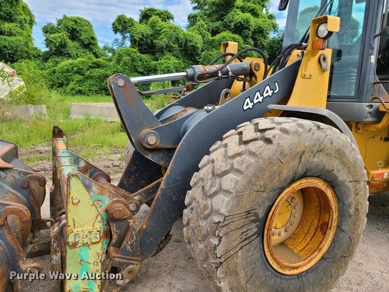 image for item GX9295 2004 John Deere 444J  wheel loader