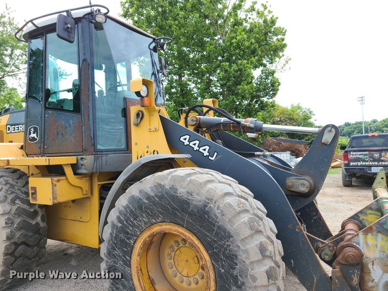 image for item GX9295 2004 John Deere 444J  wheel loader