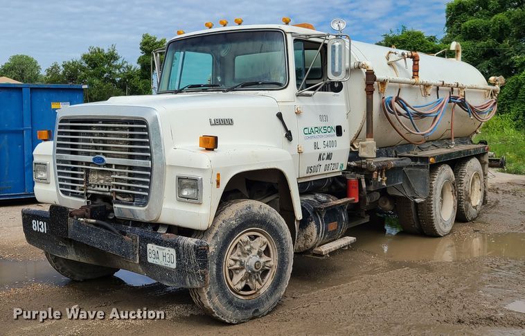 image for item GX9297 1995 Ford L8000  tank truck