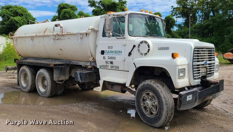 image for item GX9297 1995 Ford L8000  tank truck