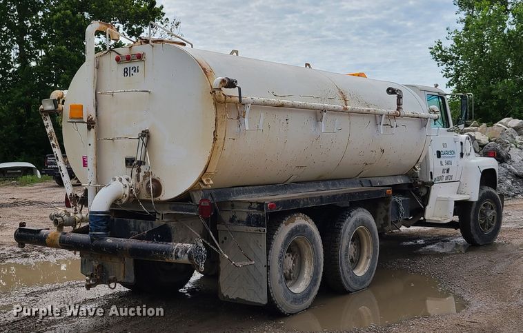 image for item GX9297 1995 Ford L8000  tank truck