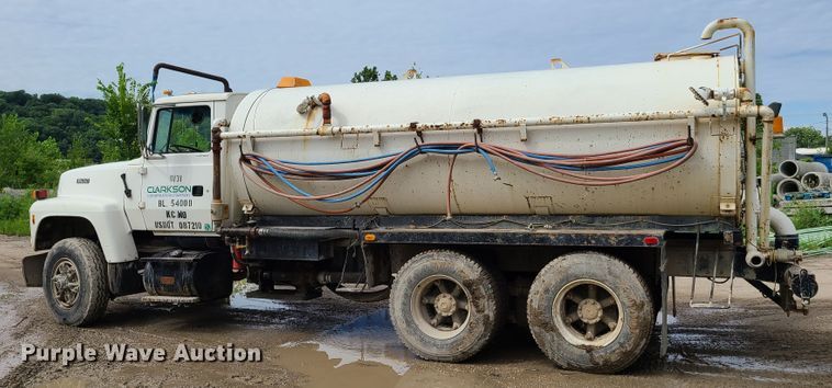 image for item GX9297 1995 Ford L8000  tank truck