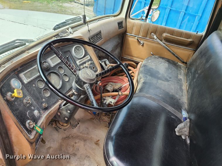 image for item GX9297 1995 Ford L8000  tank truck