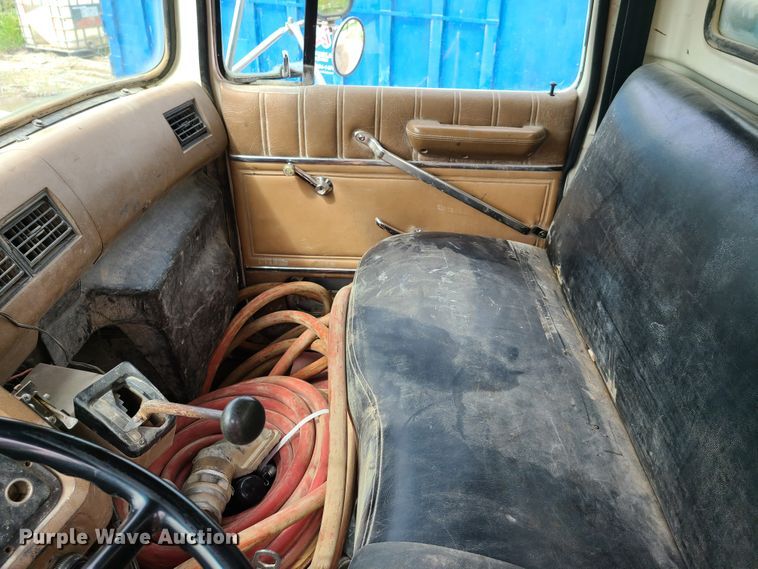 image for item GX9297 1995 Ford L8000  tank truck