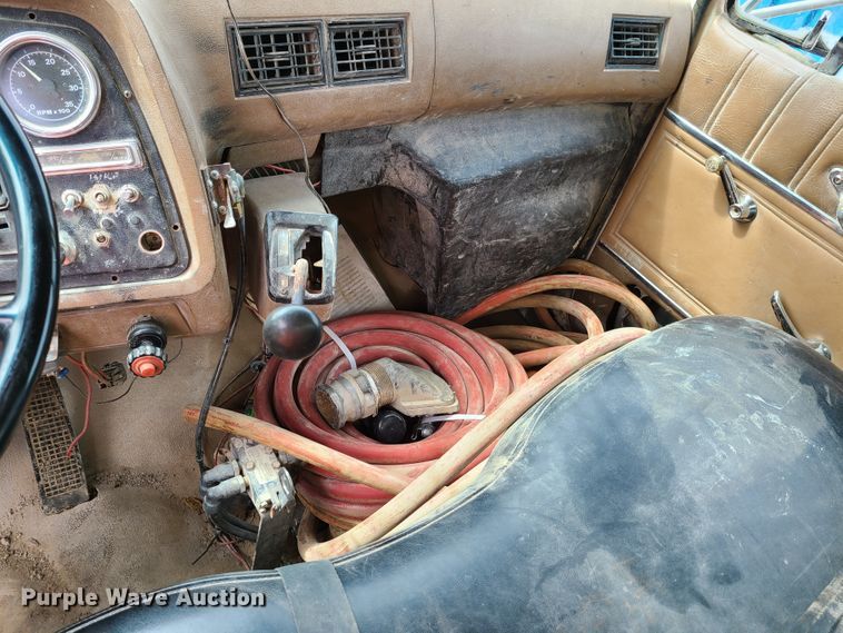 image for item GX9297 1995 Ford L8000  tank truck