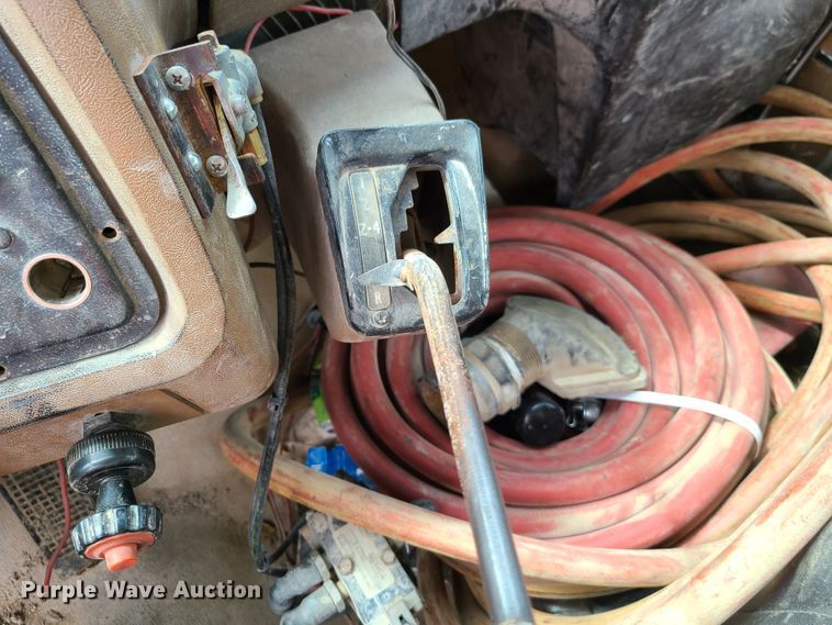 image for item GX9297 1995 Ford L8000  tank truck