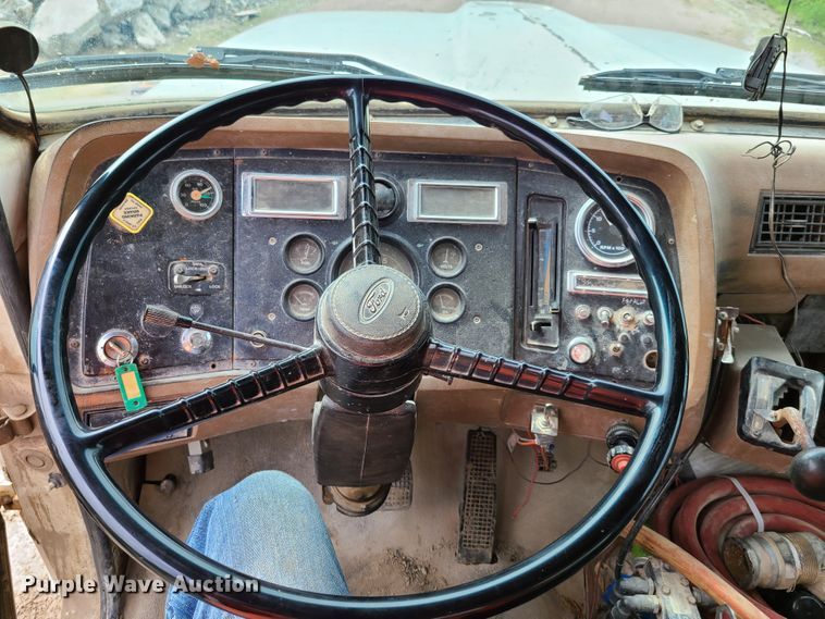 image for item GX9297 1995 Ford L8000  tank truck